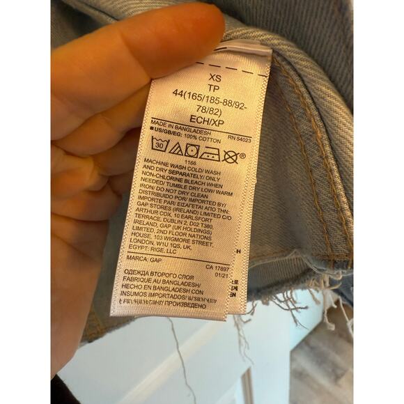 GAP Oversized Crop Denim Jacket XS Light Wash Raw Hem Icon Style NWT - Picture 6 of 8